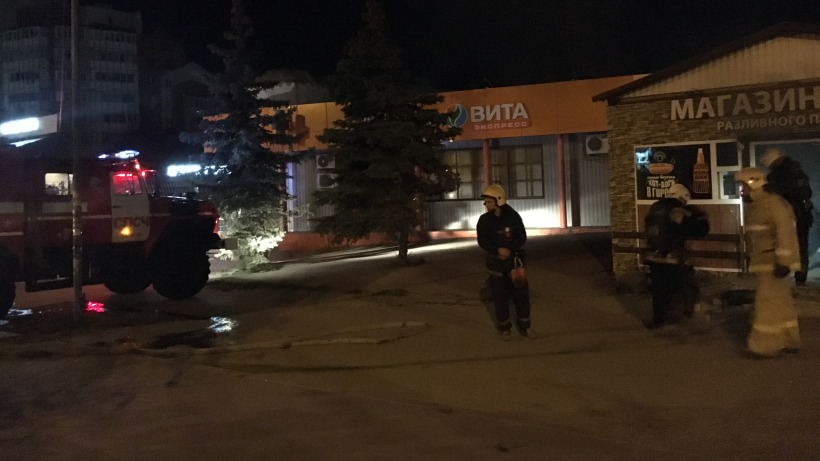 Ночью в Ленинском районе Саратова загорелся бар