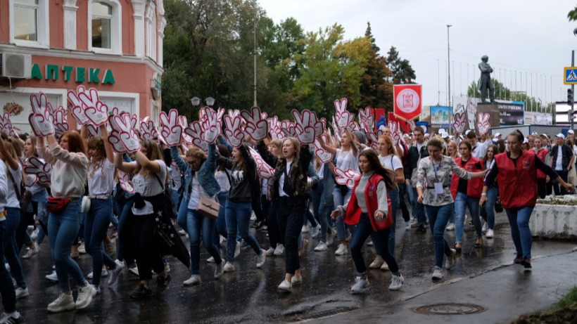 Внезапно начавшийся дождь не помешал шествию саратовских первокурсников