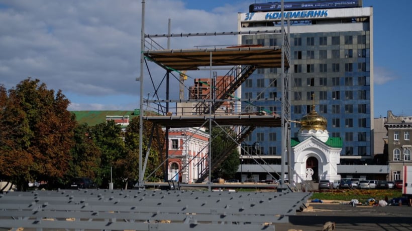 На Театральной площади ставят башню для чемпионата по спасательному спорту