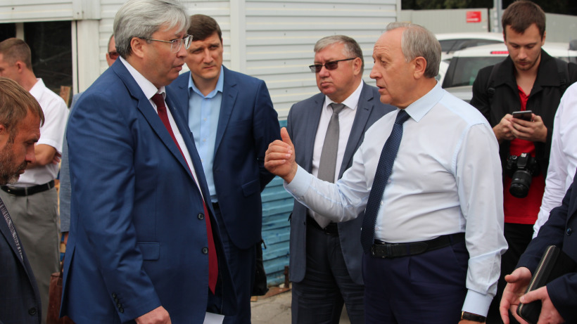 Радаев назвал «вакханалией» парковку у вокзала в Саратове