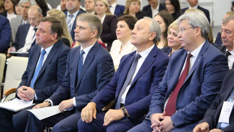 Глава «РЖД» Белозеров и губернатор Радаев обменялись наградами