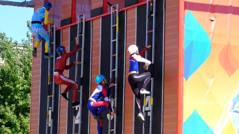 Юные спортсмены со всего мира взбираются на башню в центре Саратова