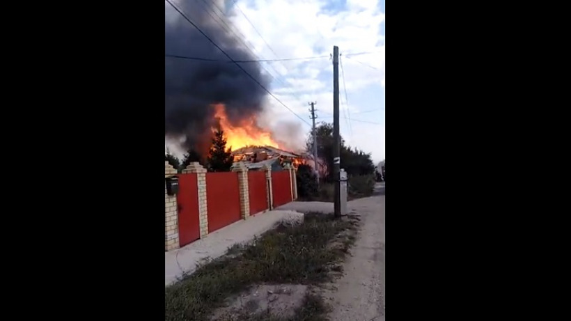В саратовском Юрише загорелся заброшенный дом