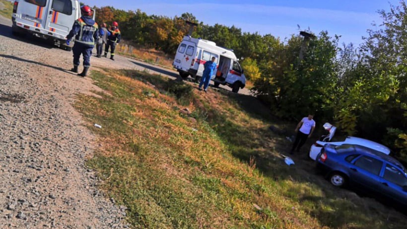 Под Саратовом после ДТП автомобили вылетели в кювет. Два пострадавших