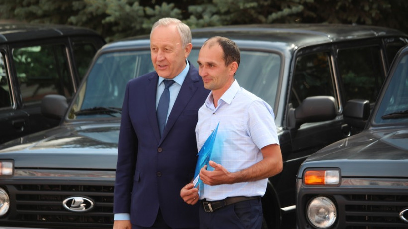Валерий Радаев передал муниципалитетам 23 новых автомобиля