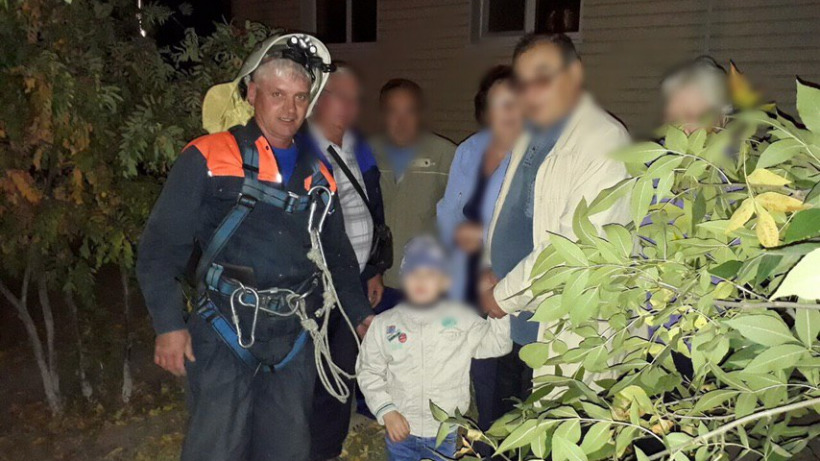 Пугачевские спасатели сняли четырехлетнего мальчика с дерева
