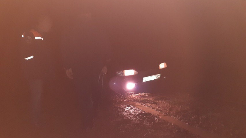 У Горного застрял в грязи автомобиль со страдающей астмой пенсионеркой из Балакова
