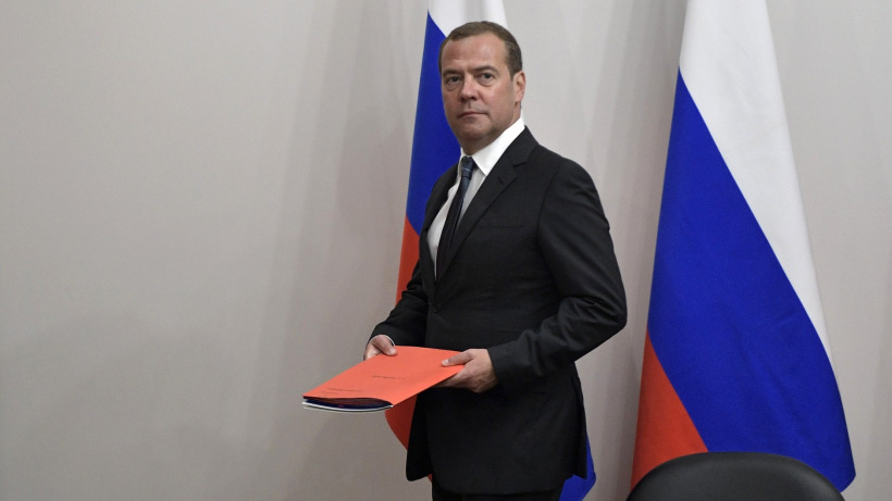 Медведев подписал распоряжение об импорте лекарств, которые не производятся в РФ