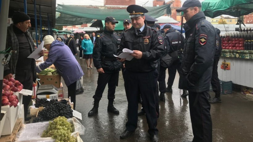 «Нелегал-2019». На «Привозе» в Саратове полицейские проверили 47 торговых точек
