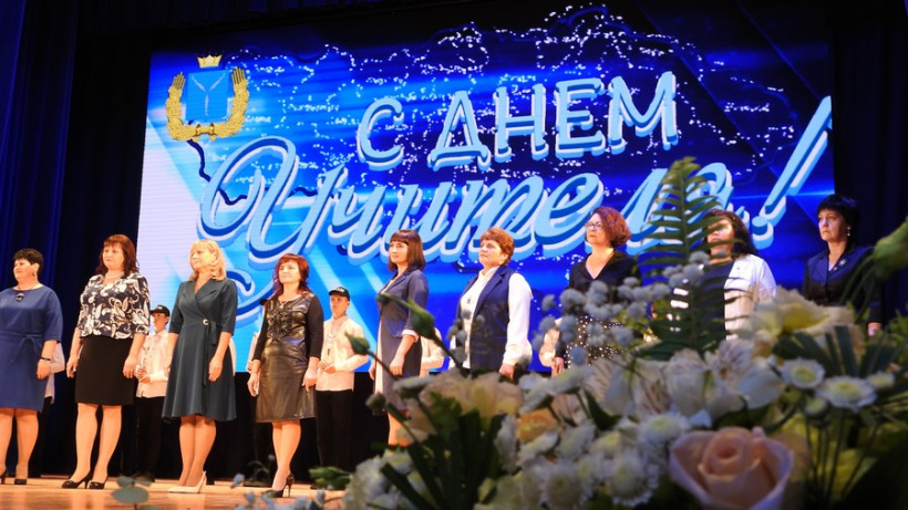 Лучшие учителя Саратовской области получили по 200 тысяч из рук Стрелюхина