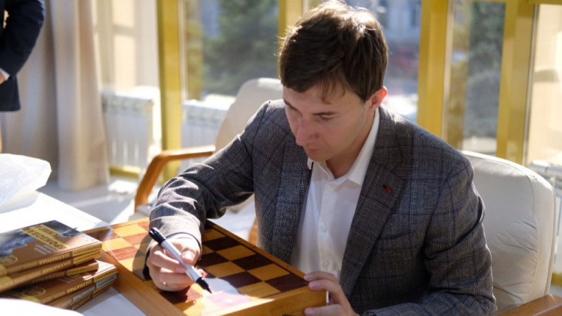 Гроссмейстер Сергей Карякин подписал шахматную доску для саратовского музея и ответил на вопросы юных спортсменов