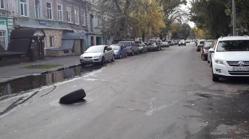 Открытый в центре Саратова люк закрыли покрышкой