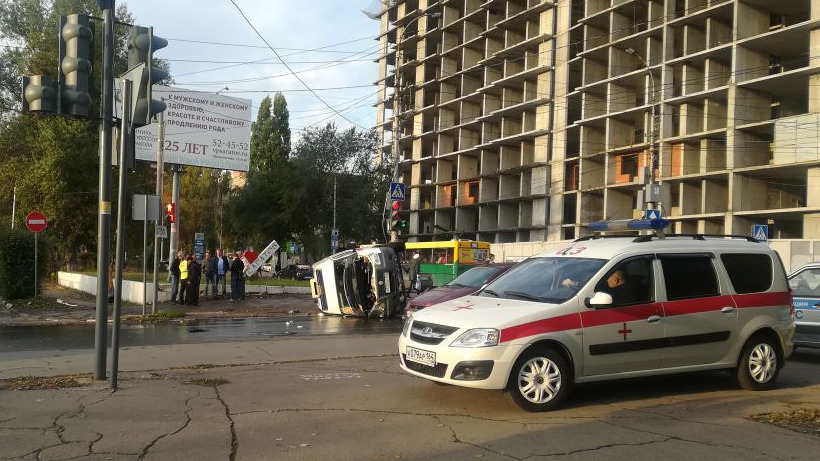 В Саратове машина скорой помощи попала в ДТП и перевернулась