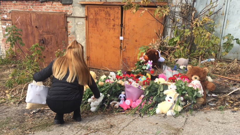 К месту убийства Лизы Киселевой горожане несут игрушки и цветы