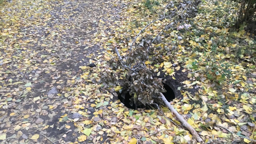 Рядом с саратовским автовокзалом нашли опасный люк