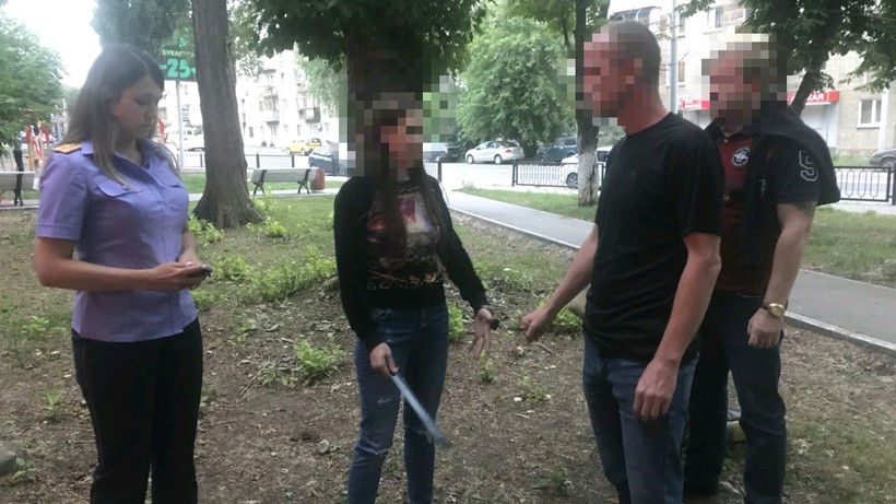 Смерть из-за пачки сигарет. Молодая жительница Саратова призналась, что ударила мужчину ножом из-за замечания в магазине