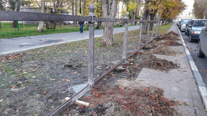 В саду Радищева заново монтируют старинную ограду
