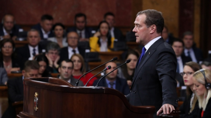 Медведев рассказал сербским депутатам о связи мирового терроризма с «насаждением» демократии