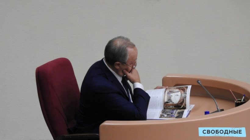 Саратовский губернатор был замечен листающим альбом по искусству на заседании думы