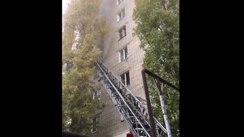 Саратовские пожарные тушили квартиру в многоэтажке на улице Рахова