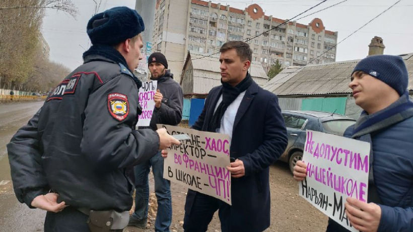 Депутат Бондаренко на пикете потребовал не допустить в Саратове гибель школьников