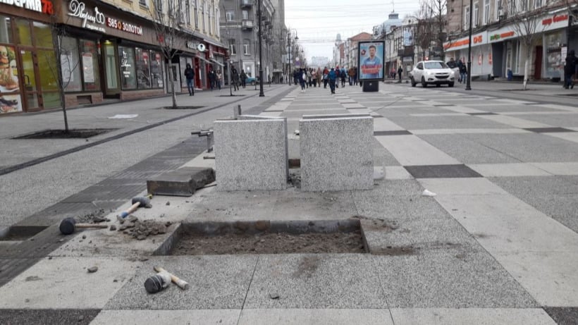 На проспекте Кирова уже начали ремонтировать недавно уложенную плитку