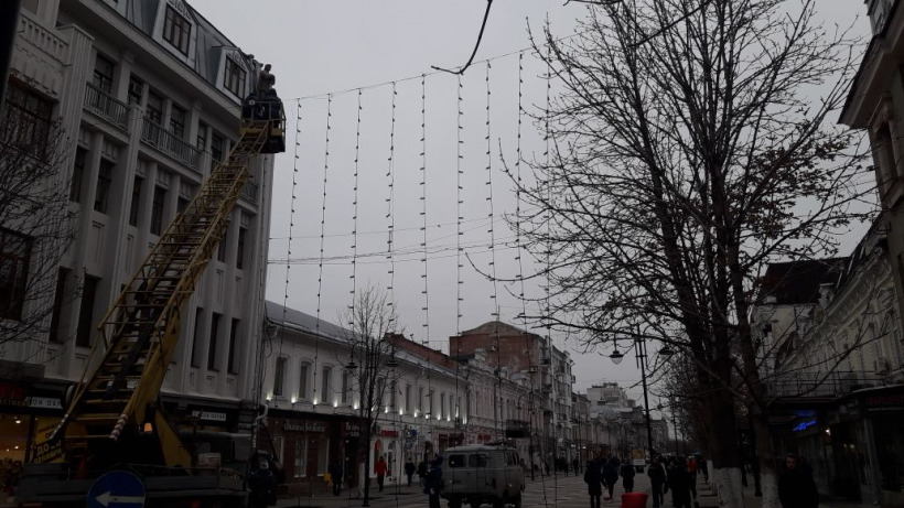 На проспекте Кирова в Саратове демонтируют старую иллюминацию