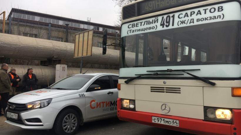 В Саратове такси врезалось в автобус с пассажирами