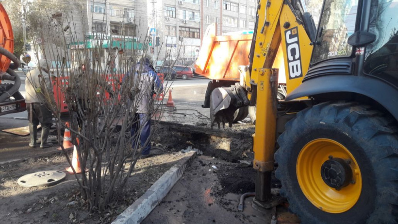 На Зарубина в Саратове коммунальщики раскопали яму с бурлящей водой