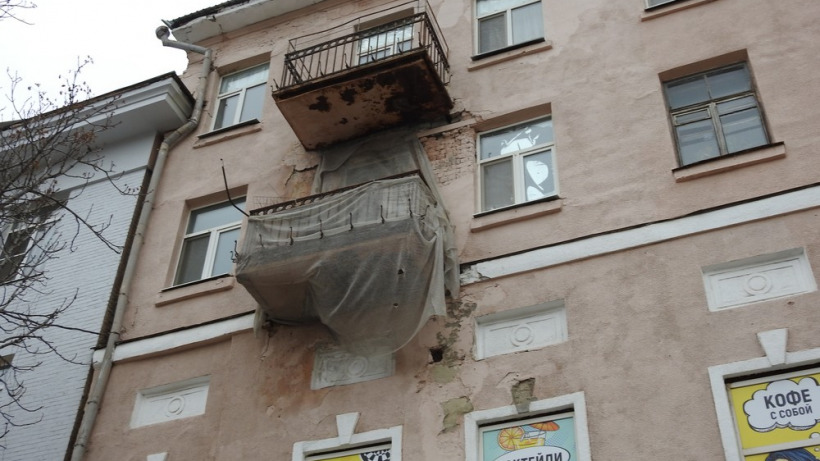 В фасаде столетнего дома на проспекте Кирова в Саратове появились дыры