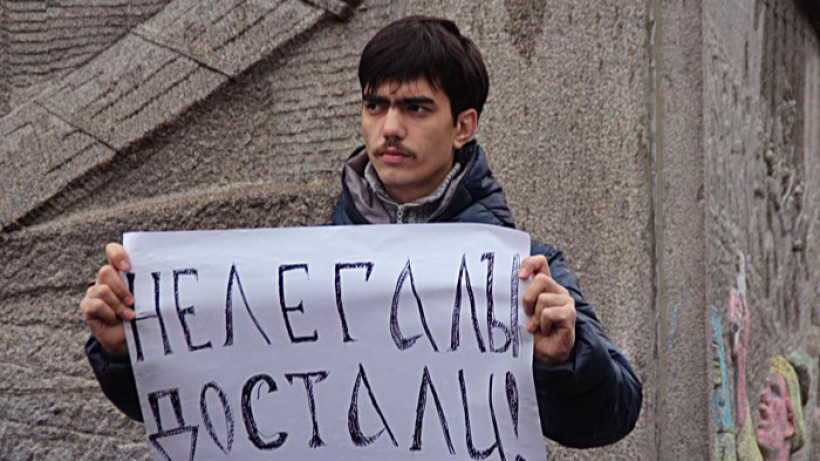 Саратовец с женой и тещей оформили за деньги 76 нелегалов