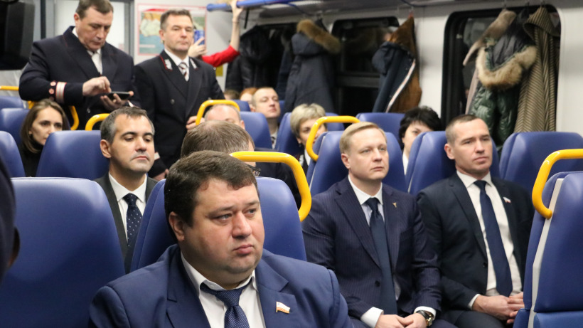 Саратовские депутаты отправились в Волгоград на электричке
