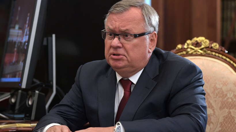 Глава госбанка ВТБ посоветовал россиянам хранить сбережения в рублях