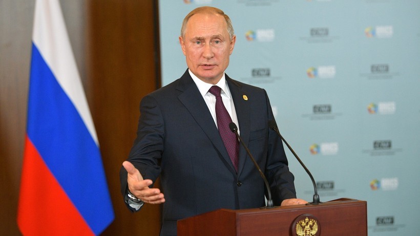 Путин подписал закон о признании физических лиц иноагентами