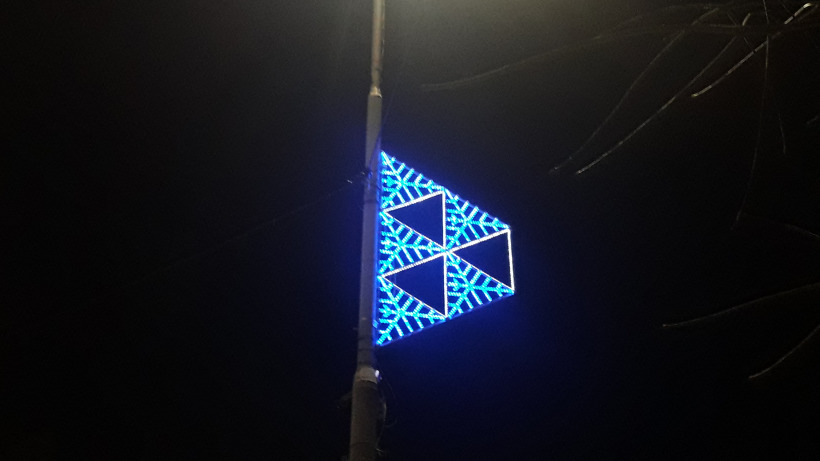 Улицу рядом с мэрией Саратова украсили «радиационными снежинками»