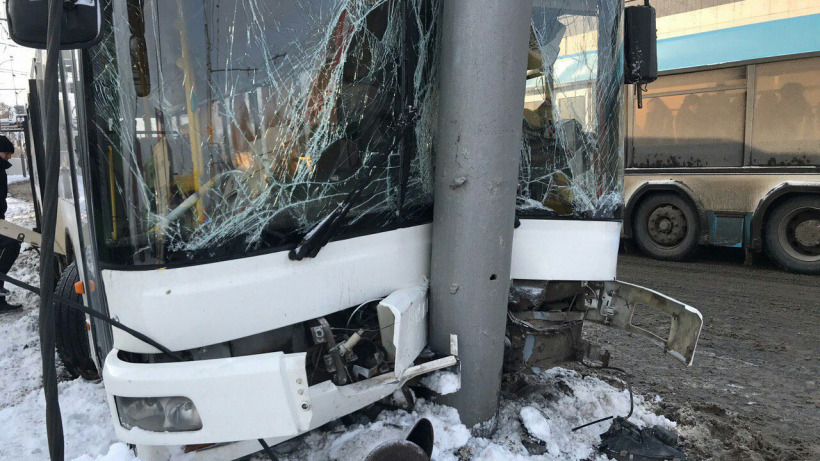 В Саратове пассажирский автобус врезался в столб. Пострадали 12 человек