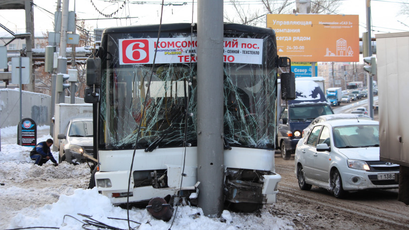 ДТП с 12 пострадавшими. Водителя саратовского автобуса могла подрезать легковушка