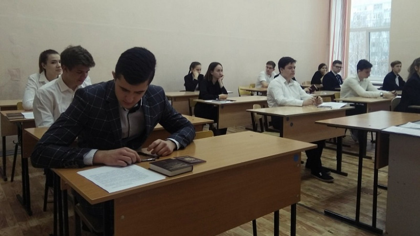 «Через какие лазейки зло проникает в душу?» Саратовские выпускники написали итоговое сочинение