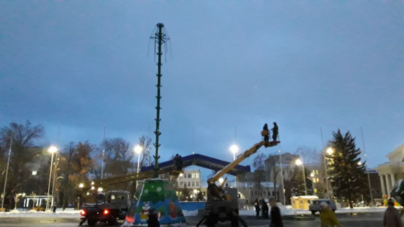 На Театральной площади устанавливают главную новогоднюю елку Саратова