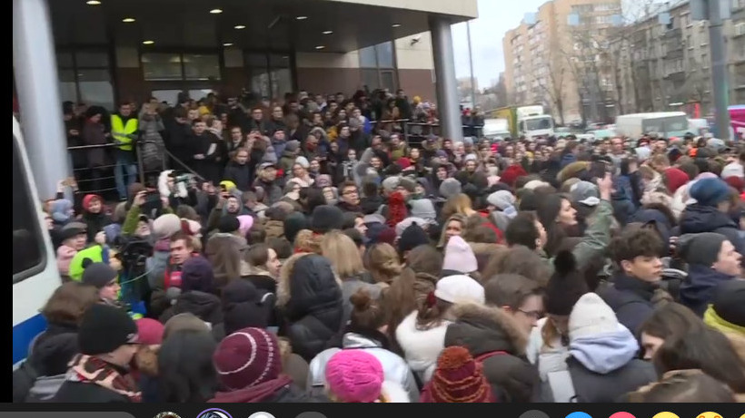 Приговор Егору Жукову. Здание суда окружили около полутысячи человек и скандируют «Свободу!»