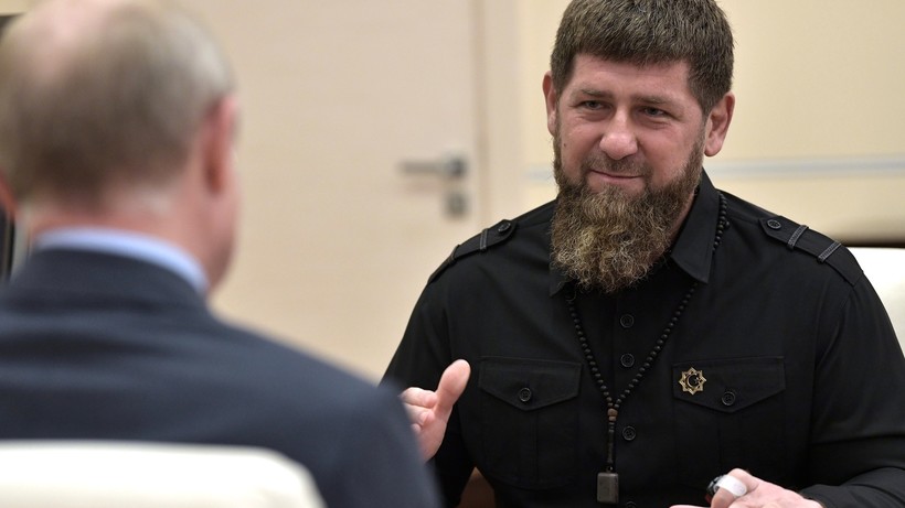Кадыров резко осудил заявление Сокурова, усомнившегося, что глава Чечни и его отец достойны звания Героя России