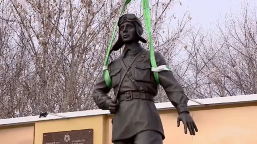 В селе под Вольском установили памятник летчику-герою Талалихину
