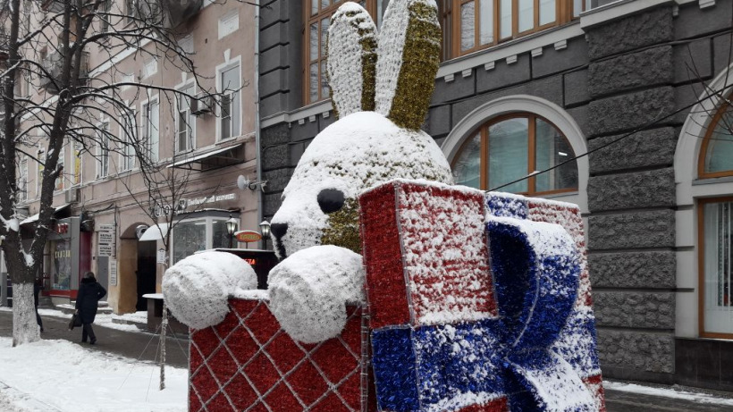 На проспекте Кирова установили большого зайца в праздничной коробке