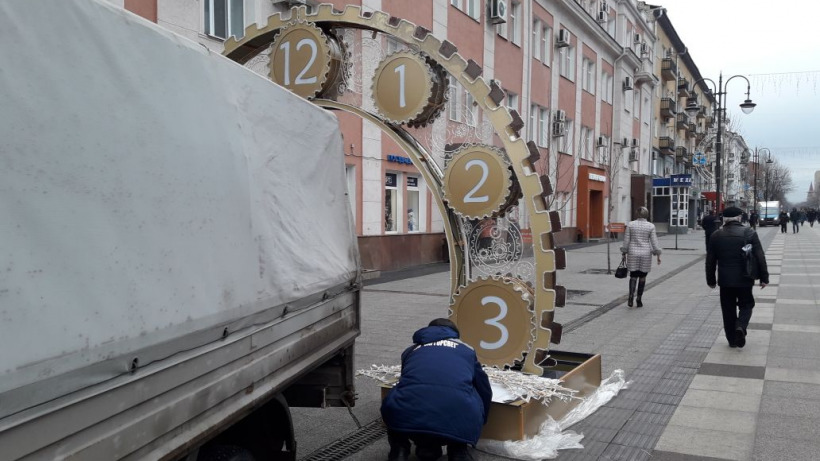 На Кирова устанавливают новогоднюю арку-часы. Волжскую украсили цифрами «2020»