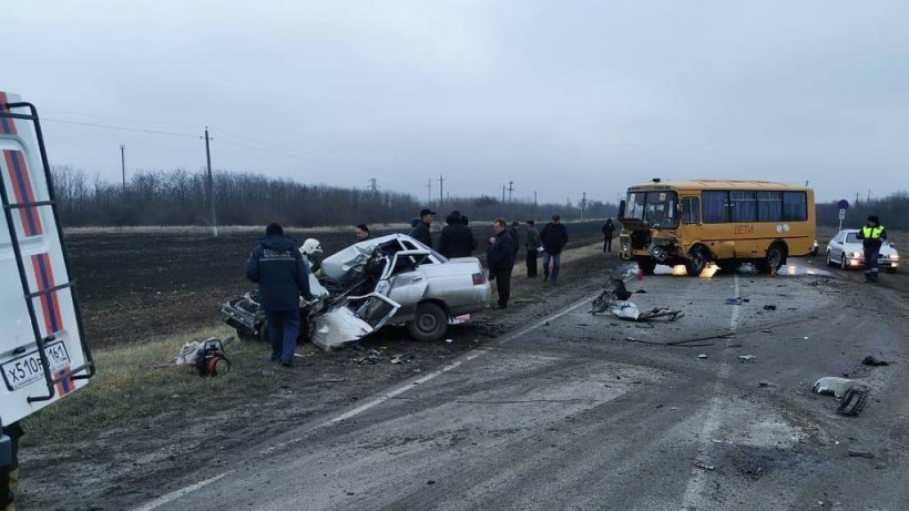 В аварии со школьным автобусом под Ростовом погиб человек  