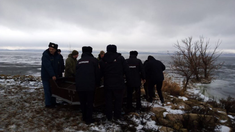 Под Балаковом спасатели помогли рыбаку добраться до берега