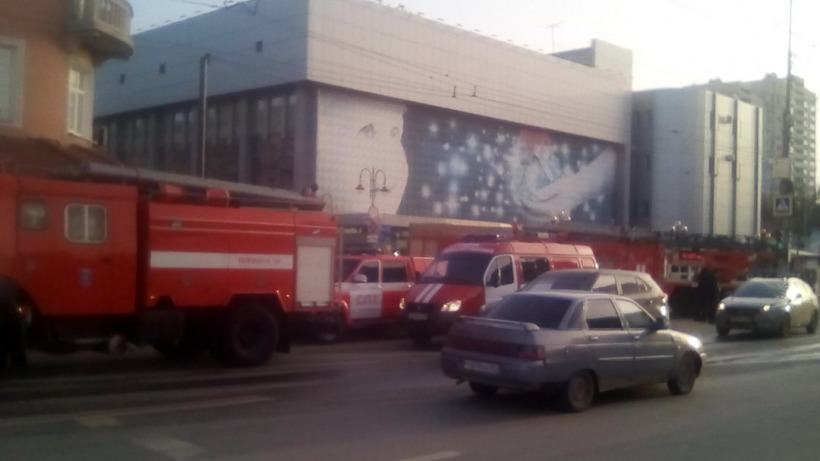 Очевидец: К саратовскому «Детскому миру» съехались около десятка машин экстренных служб