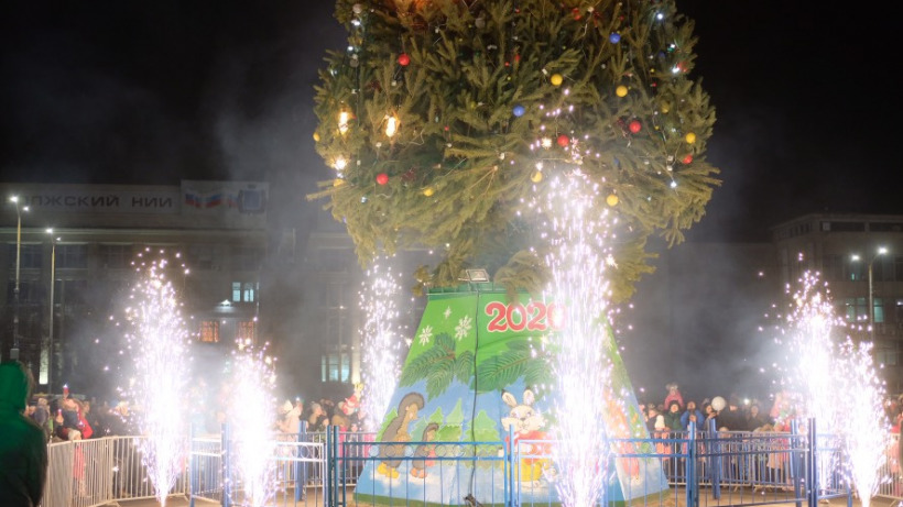 Дед Мороз зажег огни на главной ёлке Саратова