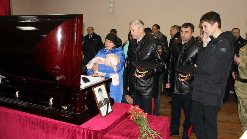 В Саратове простились с застреленным полицейским Михаилом Гадеевым. У него остались жена и дочь