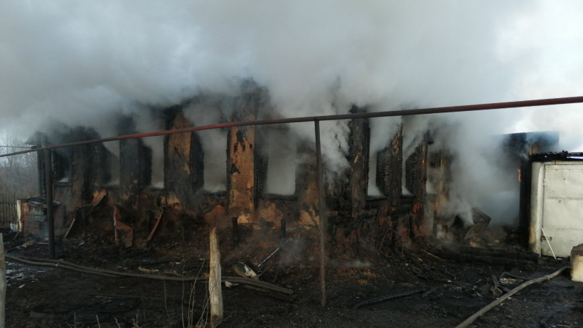 Пожар под Петровском. Выжившие дети получили ожоги и отравление дымом